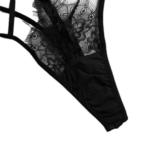 String sexy noir en dentelle pour femmes lingerie érotique avec fines bretelles ajustables.