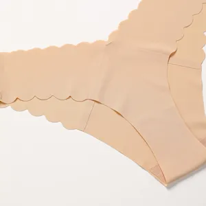 Seamless ice silk briefs for women, summer breathable scalloped V-waist panties plus size.