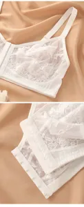 Reggiseno in pizzo bianco con chiusura frontale, lingerie push-up traspirante senza ferretto.
