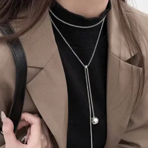 Collana lunga con sfera in argento dettaglio gioiello catena Y minimalista stile donna