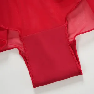 Sinnliche Reizwäsche Detailbild aus rotem Mesh, bequemer Stoff, elegantes Design für Damen.