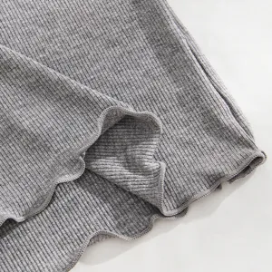 Grauer gerippter Tanktop Stoff Nahaufnahme, atmungsaktive Textur mit stylischem Saum.