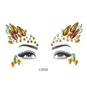 Detailansicht bunte Strasssteine für das Gesicht auf Augen-Make-up-Vorlage präsentiert.