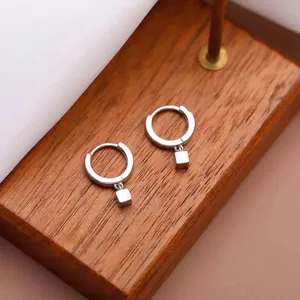 Boucles d'oreilles créoles en argent S925 avec pendentif carré, bijoux minimalistes géométriques.