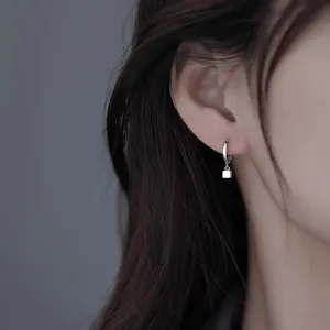 Vue détaillée de boucles d'oreilles créoles géométriques carrées en argent S925 chic.