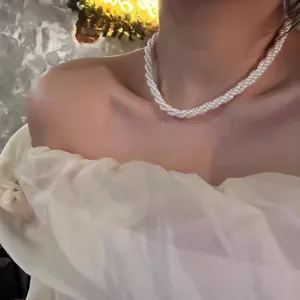 Détail de collier de perles multicouche, vue rapprochée élégante de bijou de cou.