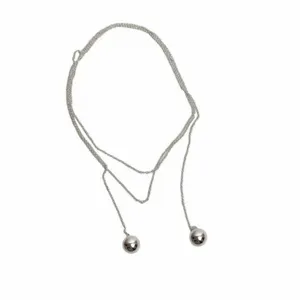 Collana lunga argentata con doppia sfera minimalista catena da corpo donna moda.