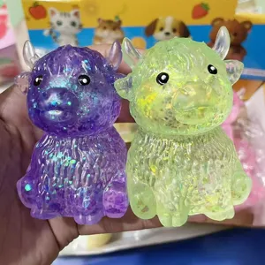 Primo piano di simpatici giocattoli antistress glitterati a forma di yak, rimbalzo lento e colorati.