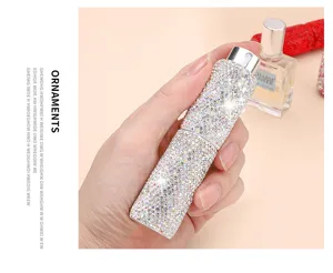 Vista dettagliata del flacone atomizzatore di profumo con strass, design con cristalli brillanti.