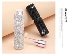 Vista ravvicinata del vaporizzatore di profumo con strass scintillanti e pompa spray.