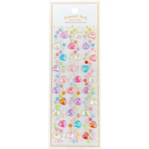 Nahaufnahme bunter glitzernder Herz- und runder Strass-Aufkleber, ideal für Basteln.