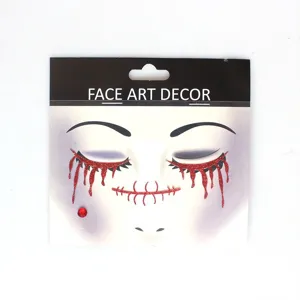Nahaufnahme des Halloween Gesichtsaufklebers mit Glitzer, blutiger Träne und Lippen Make-up.