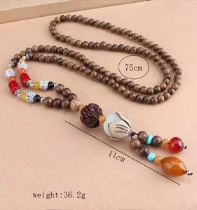 Houten lotus hanger lange trui ketting detailweergave, etnische stijl kralen sieraden.