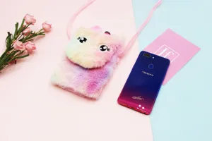 Dettaglio della borsa a tracolla in peluche unicorno arcora,borsellino morbido per bambine.