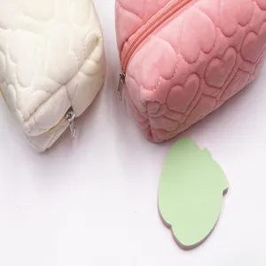 Lindo estuche acolchado de corazón de felpa y necesis de maquillaje, bolso de almacenamiento.
