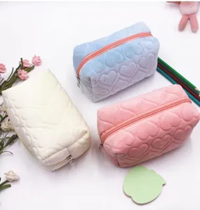 Bonito estuche de felpa acolchado de corazones gran bolsa de almacenamiento cosmetico.
