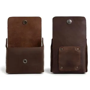 Vintage lederen heuptas voor heren, dikke riemtas met drukknop en metalen klinknagels.