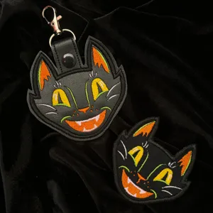 Halloween black cat PU leather keychain and bag pendant, niche spooky cute accessory details.