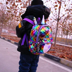 Detailansicht des bunten Pailletten Einhorn Rucksacks im Freien, ideal fur Kinder Freizeit.