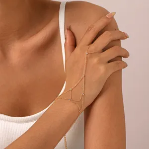 Bracelet de chaîne de main en acier inoxydable zircon pour femmes mode élégante.