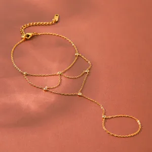 Bracelet de main en acier inoxydable doré avec zircons étincelants, bijou élégant.