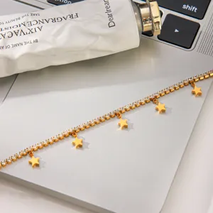Bracciale tennis in strass di acciaio inossidabile dorato con ciondoli a stella, gioiello chic.