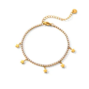 Primo piano del bracciale tennis in acciaio dorato con zirconi brillanti e ciondoli a stella.