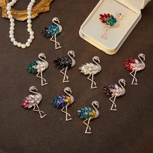 Broche flamant rose en strass cristaux détail, bijoux de mode brillants et élégants.