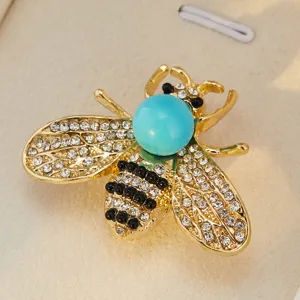 Ajoutez une touche d'élégance avec cette broche abeille en strass pour costume.