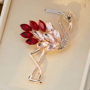 Broche flamant rose en cristal chic, élégant corsage animal en strass doré pour la mode féminine.