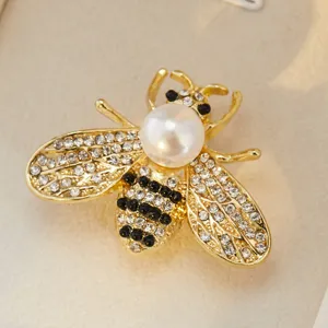 Élégante broche abeille en strass avec perle, épingle insecte en cristal doré pour costume chic.