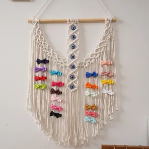 Support mural tissé en macramé fait main style bohème pour pinces à cheveux avec perles.