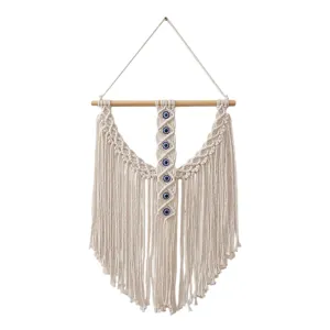 Vue détaillée de la tenture murale en macramé tissée à la main avec des yeux turcs bleus.