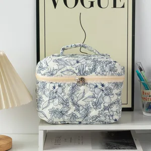 Trousse de maquillage matelassée florale bleu et blanc, boîte de rangement portable pour voyages.
