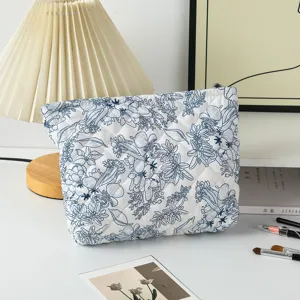 Trousse de maquillage matelassée à imprimé floral bleu, pochette de rangement en coton doux.