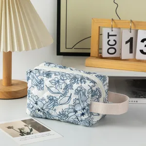 Jolie trousse de maquillage matelassée florale avec poignée, organiseur cosmétique en coton.