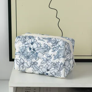 Trousse de toilette matelassée en coton avec imprimé floral bleu, pochette de rangement portable.