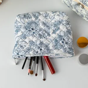 Trousse de maquillage matelassée florale, pochette cosmétique en coton portable et chic.