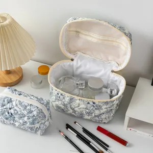 Ensemble de trousses de maquillage matelassées florales, organiseur de voyage et jolie boîte.
