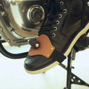 Protector de zapatos de moto, puntera de cuero PU para cambio de marchas, diseño negro y marrón.