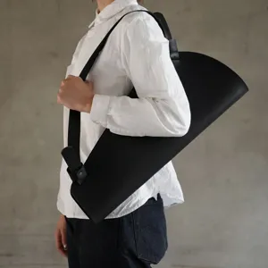 Detailansicht der schwarzen PU Leder Blumenstrauch Tasche mit stilvollen Schulterriemen.