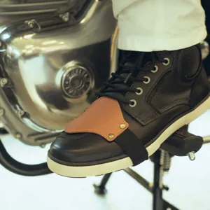 Botas de moto de cuero negro con almohadilla de protección para cambio de marchas.