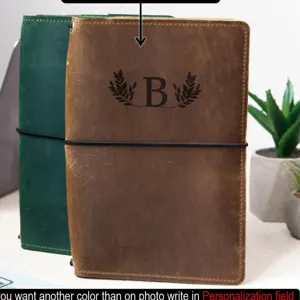 Vintage A5 PU Leder Notizbuchhülle Detail mit personalisierter Gravur und elastischem Band.