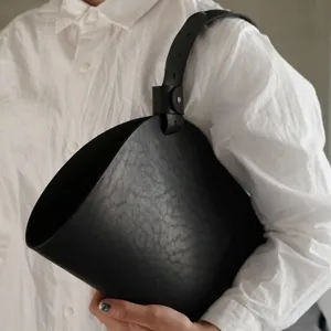Detailansicht der schwarzen PU Leder Blumenhandtasche, elegantes geschwungenes Design für Sträuße.