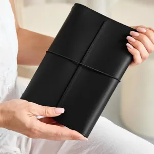 Detailansicht eines eleganten schwarzen A5 Notizbuchumschlags aus Leder mit Gummiband.