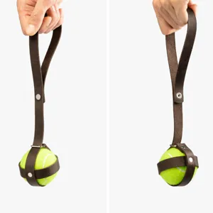 Vue rapprochée et détaillée de la sangle porte-balle de tennis en cuir pour chiens.