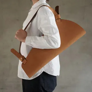 Detailansicht einer PU Leder Blumenstrauch Tasche, elegante wandmontierte Blumenaufbewahrung.