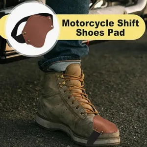 Primer plano del protector de zapatos de moto en bota, cuero PU marrón y elástico.