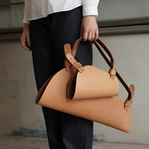 Minimalistische pflanzengegerbte Ledertasche und Blumengirlande mit einzigartigem Design.