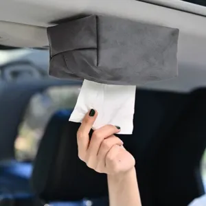 Vista dettagliata della scatola di fazzoletti per auto, design in tessuto grigio scuro tetto.